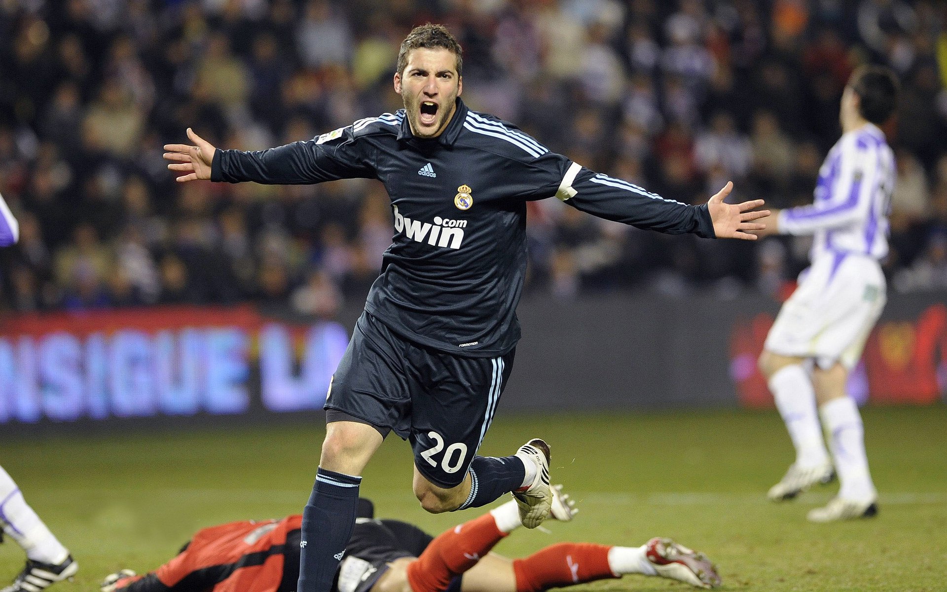 开云体育平台-德甲主场氛围火爆，球迷投入热情高涨，德甲所有队伍